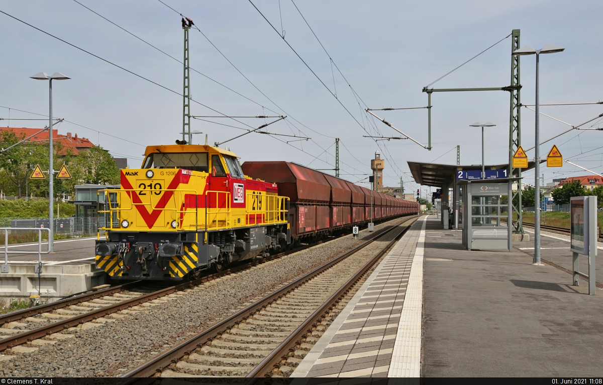 Der  Kohlependel  von den Buna-Werken nach Wählitz durchfährt mit 275 219-4 (Lok 219 | Vossloh G 1206) Merseburg Hbf auf Gleis 3.

🧰 Mitteldeutsche Eisenbahn GmbH (MEG)
🚩 Bahnstrecke Halle–Bebra (KBS 580)
🕓 1.6.2021 | 11:08 Uhr