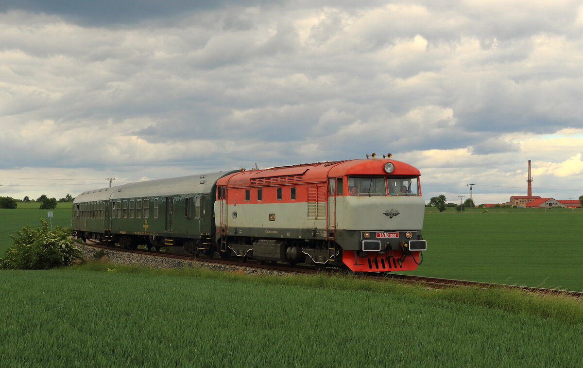 Der Kokorinsky Express von Mseno nach Prag mit der KZC 749 006 nahe Nebuzely am 28.05.2022