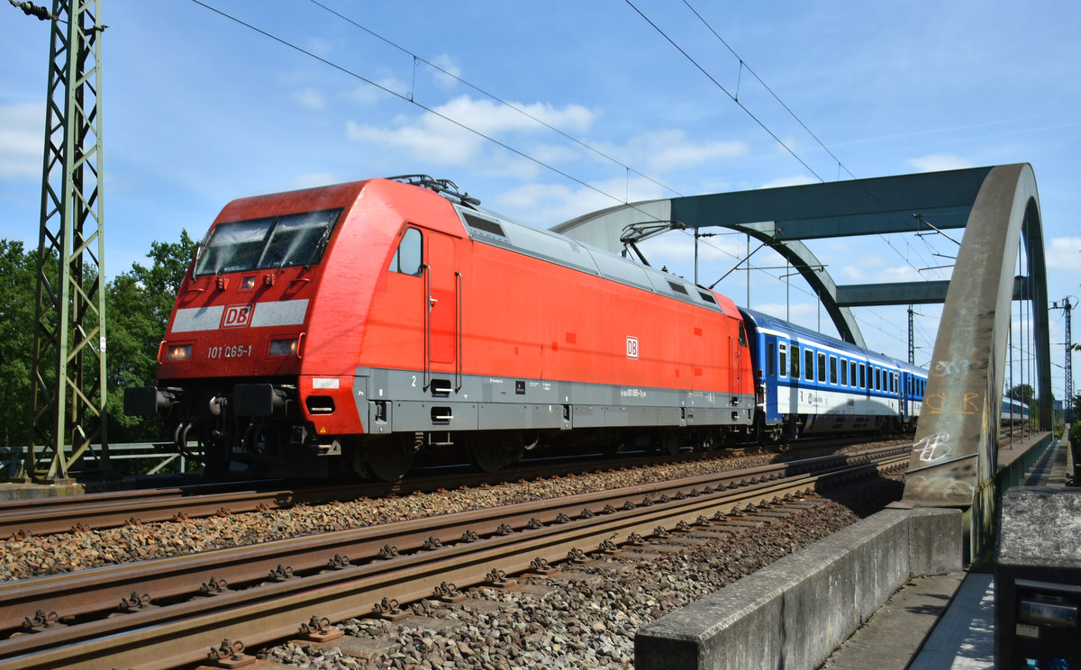 Der Kollege dieses EuroCity grüßte mit Wassersalut, was Fototechnisch wunderbar festzuhalten war. BR 101 065-1, Büchener Eisenbahnbrücke 18.07.2017