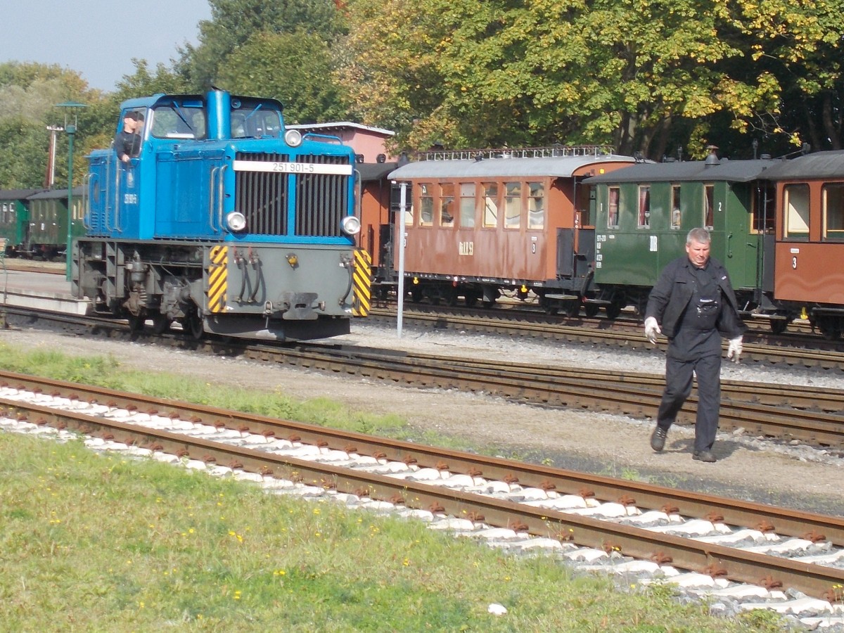 Der Kollege lief Vorneweg,am 29.September 2014,in Putbus um für 251 901 die Weiche zustellen.