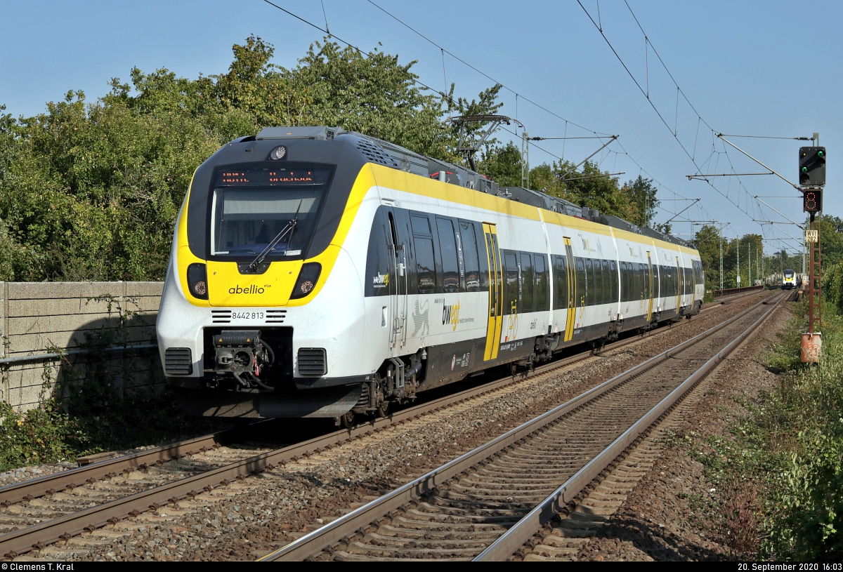 Der eine kommt, der andere geht:
8442 813 (Bombardier Talent 2) erreicht den Hp Ellental auf Gleis 1.
Aufgenommen am Ende des Bahnsteigs 2.

🧰 Abellio Rail Baden-Württemberg GmbH
🚝 RB 19620 (RB17c) Stuttgart Hbf–Bruchsal (die im Zugverband normalerweise mitfahrende RB 19520 (RB17a) nach Bad Wildbad Bf ist ausgefallen)
🚩 Bahnstrecke Bietigheim-Bissingen–Bruchsal (Westbahn (Württemberg) | KBS 770)
🕓 20.9.2020 | 16:03 Uhr