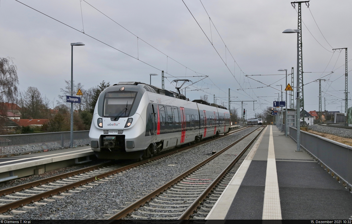 Der eine kommt, der andere geht:
9442 618 (Bombardier Talent 2) hat auf Gleis 2 des Hp Halle Rosengarten angehalten, während der Gegenzug im Hintergrund verschwindet. Der dunklere Abschnitt des Bahnsteigs im Vordergrund wurde während des Umbaus angefügt.

🧰 S-Bahn Mitteldeutschland (Abellio Rail Mitteldeutschland GmbH)
🚝 S 74772 (S7) Halle(Saale)Hbf–Lutherstadt–Eisleben
🚩 Bahnstrecke Halle–Hann. Münden (KBS 590)
🕓 15.12.2021 | 10:32 Uhr