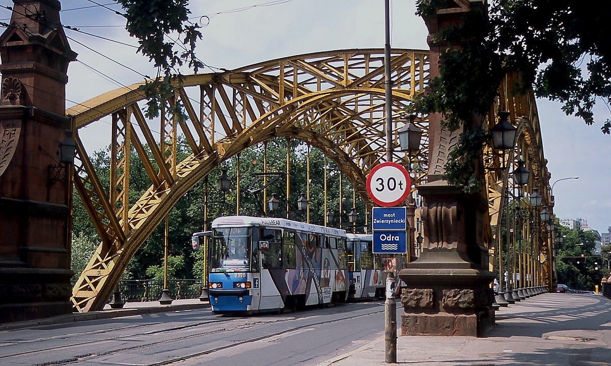 Der Konstal 105NaWr 2320 der Straßenbahn Wroclaw überquert am 23.06.2013 die Most Zwierzyniecki