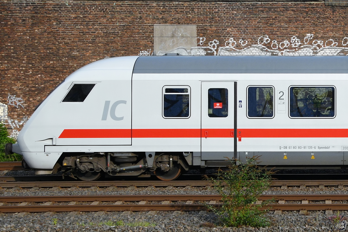 Der Kopf des Bpmmbdzf-Steuerwagens 61 80 80-91 135-6, so gesehen Mitte September 2021 in Wuppertal-Unterbarmen.