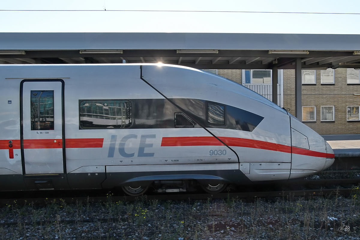 Der Kopf des ICE 9030 Mitte September 2019 am Hauptbahnhof Stuttgart. 