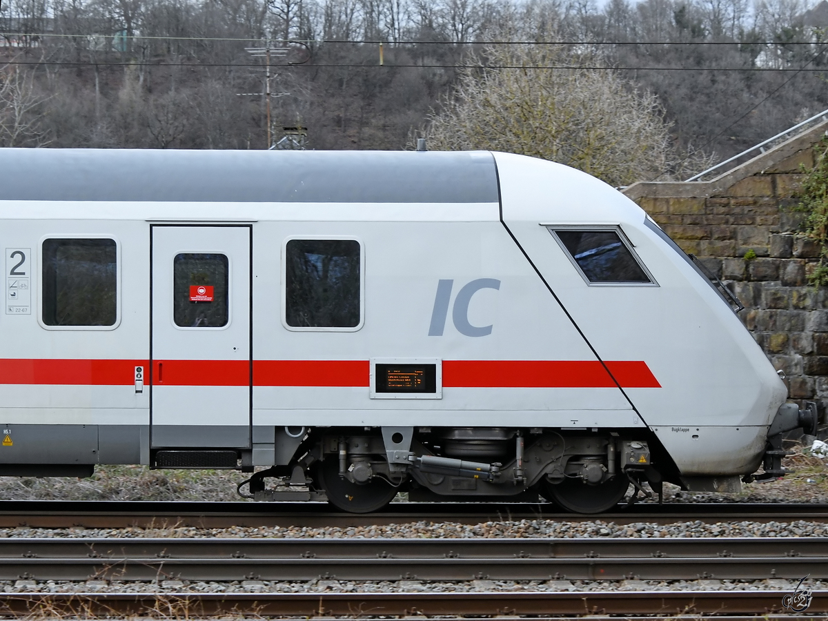 Der Kopf eines IC-Steuerwagens ist hier Mitte März 2021 in Wuppertal-Unterbarmen zu sehen.