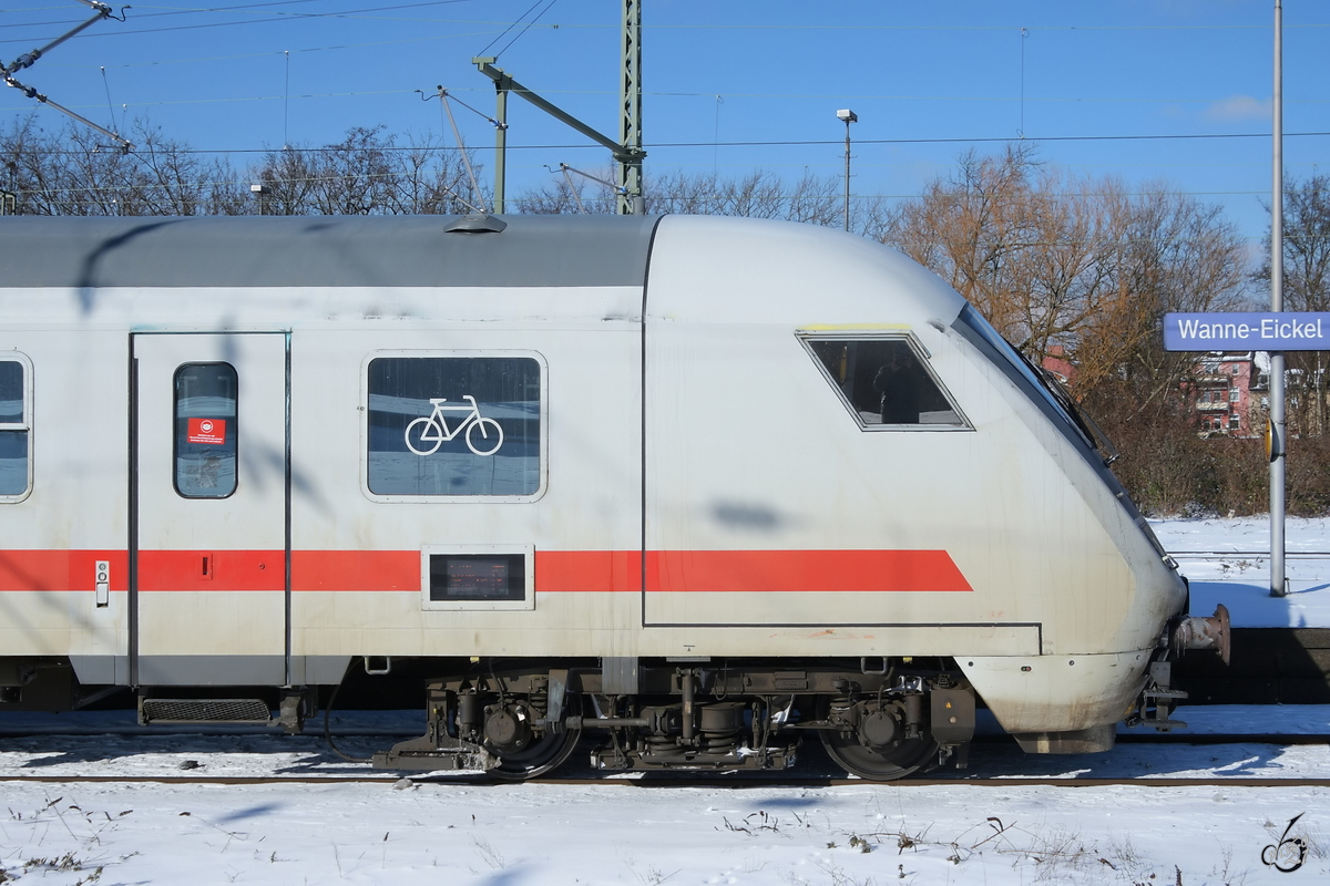 Der Kopf eines IC1-Steuerwagens, so gesehen im Februar 2021 bei der Einfahrt am Hauptbahnhof Wanne-Eickel.