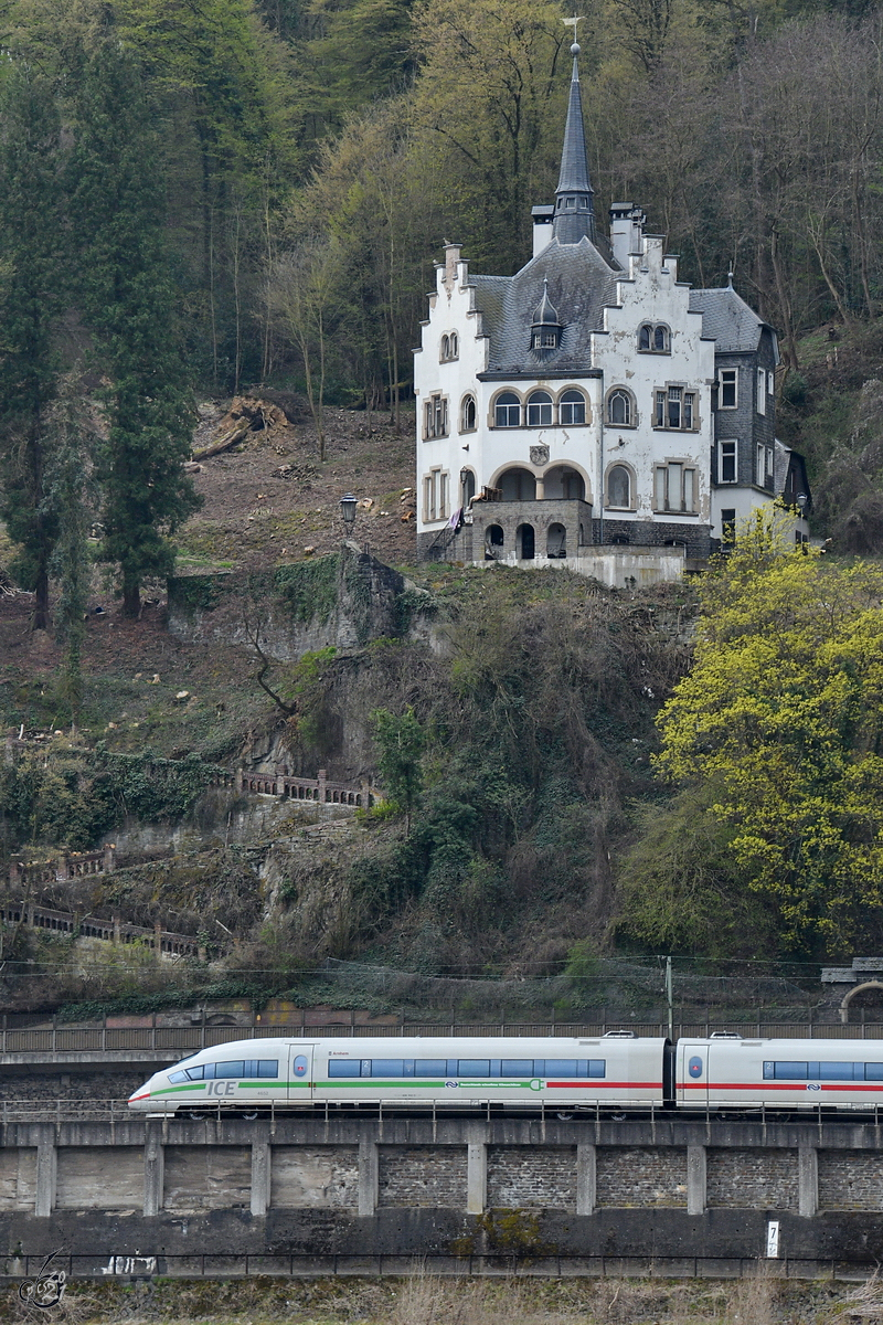 Der Kopf der niederländischen ICE-3M-Einheit 4652 (406 052-1) Arnhem auf der linken Rheinseite bei Remagen, so gesehen Mitte April 2021.