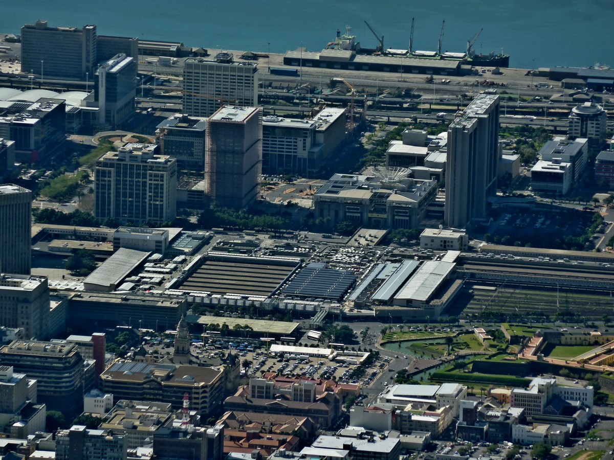 Der Kopfbahnhof von Kapstadt vom Tafelberg aus fotografiert am 16.08.2014. Gut zu sehen sind die Marktstände und der große Minibusbahnhof über den Gleisen.