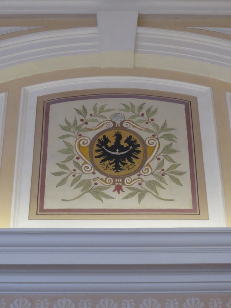 Der Kopfbahnhof Troppau Ost (Opava vychod) in der einstigen Hauptstadt Österreichisch Schlesiens wurde 2012 zum Bahnhof des Jahres in Tschechien nach aufwendiger Renovierung gewählt. In der Schalterhalle ist auch das Wappen Schlesiens renoviert worden. Foto vom 02.03.2014