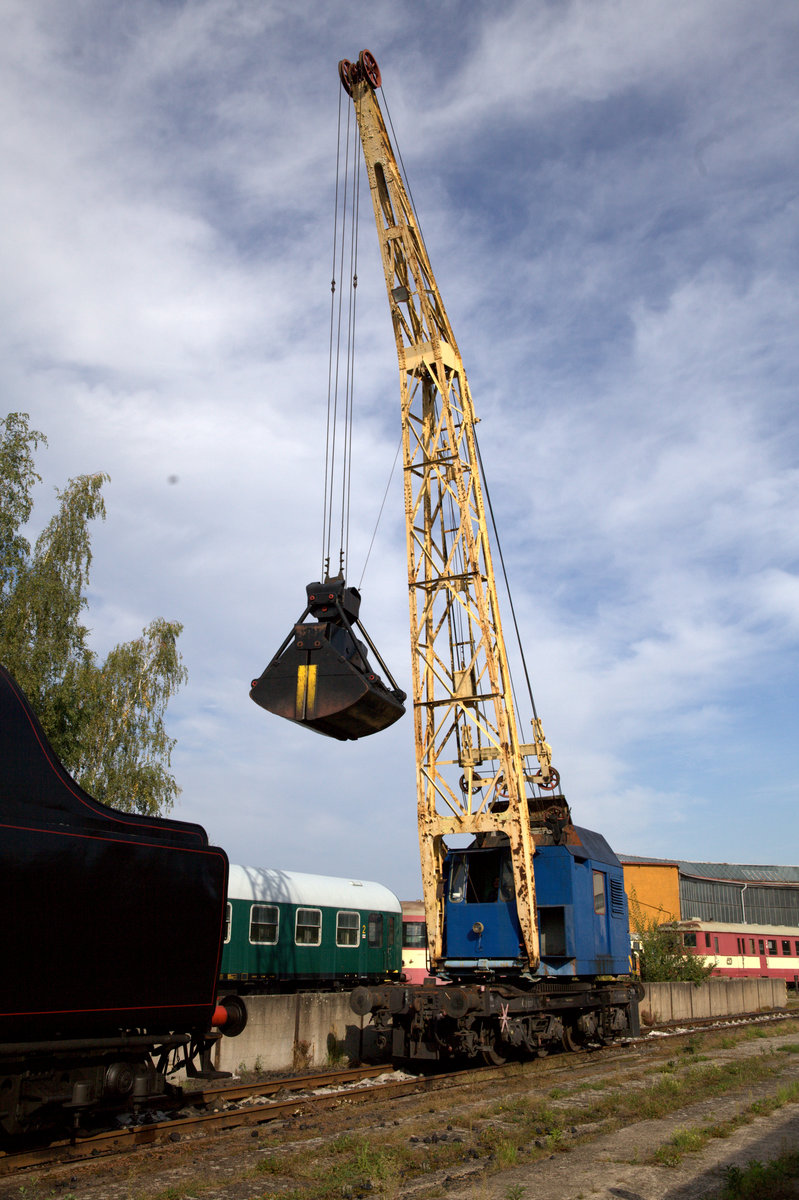 Der Kran übernimmt die Bekohlung von 475 179 welche, wie wir vom freundlichen Lokheizer erfuhren gestern einen Sonderzug von Karlovy Vary  bespannt hatte.
08.09.2019 09:24 Uhr.
Standpunkt des Fotografen am Rande des aufgelassenen Betriebsgeländes. Ceska Lipa. 
