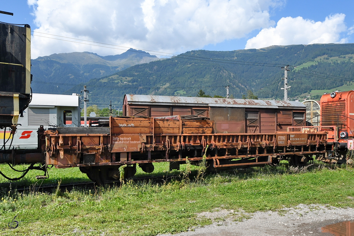Der Kranschutzwagen 40 81 946 7 040-7 war Ende August 2019 im Außenbereich des Heizhauses Lienz zu sehen. 
