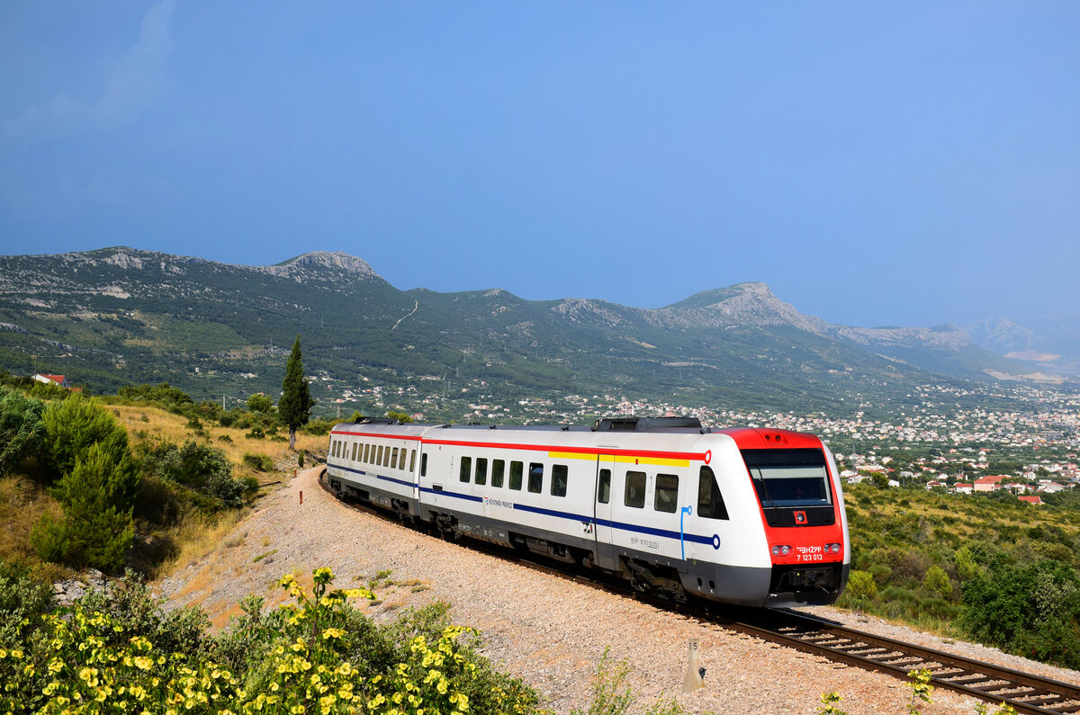 Der kroatische Triebzug 7123 013 fährt von Perković nach Split kurz vor Hst. Sadine.
Sadine, 04.07.2022.
