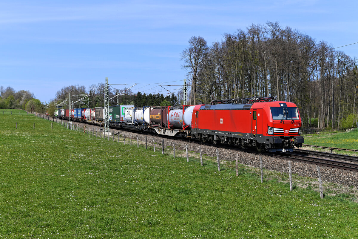 Der KTE 42529 von Rotterdam Waalhaven nach Verona Q. E. war am 24. April 2021 mit der 193 311 bespannt. Am wohlbekannten Bü Vogl wanderte die Leistung auf die Speicherkarte. Leider ist das Motiv durch die im Winter erfolgten Rodungsarbeiten im Wäldchen im Hintergrund etwas beeinträchtigt worden. 