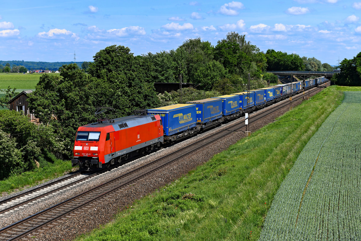 Der KTE 50207 von Köln Eifeltor nach Verona Q.E. wurde am 27. Mai 2020 von der 152 145 nach München Ost Rbf gebracht. Dort wurde dann auf einen ÖBB Taurus für die Fahrt zum Brenner umgespannt. Den komplett beladenen KLV-Zug konnte ich bei Langweid aufnehmen. 