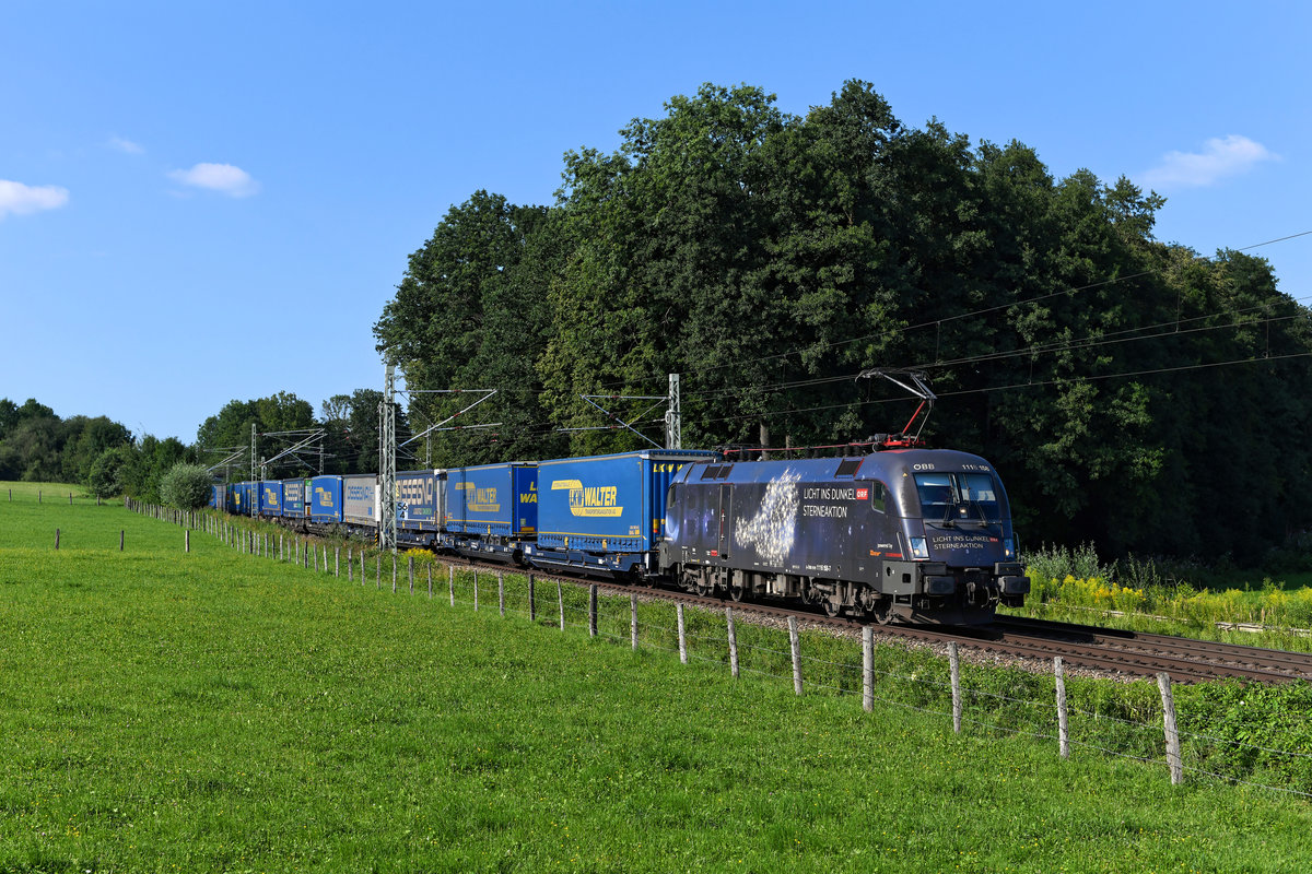 Der KTE 50207 von Köln Eifeltor nach Verona Q. E. wurde am 06. August 2020 zwischen München Ost Rbf und Brenner von der ÖBB 1116.158 bespannt. Am Bü Vogl konnte ich den komplett beladenen KLV-Zug aufnehmen. Die  Licht ins Dunkel -Werbelok kommt normalerweise vor Railjet-Garnituren zum Einsatz. Daher war diese Aufnahme eine erfeuliche Abwechslung und auch der komplett in Blautönen gehaltene Zug hatte seinen Reiz. 