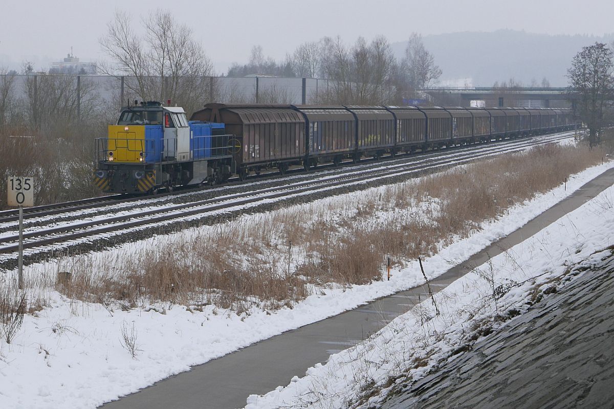 Der Kühlschrankzug (|) - Nach zwei Bremsproben zieht 92 84 2275 715-5NL CTD die in Ummendorf mit Kühlschränken beladenen und zusammengestellten Schiebewandwagen nach Ulm (03.03.2018, Nähe Ummendorf).