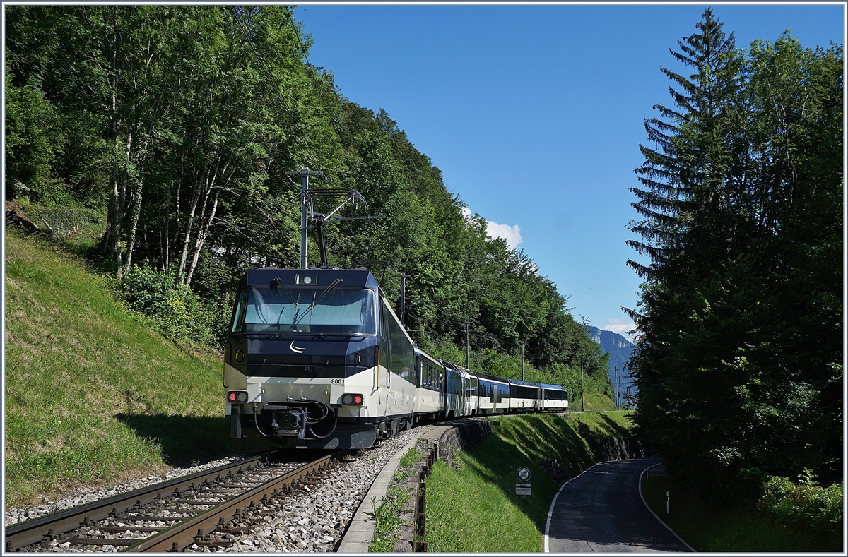Der kurz darauf nach Montreux fahrende Gegenzug zeigt das künftige Bild der MOB: Pendelzüge. 
Im Bild die Ge 4/4 8004 mit dem ebenfalls im Regionalzugdienst fahrenden MOB Panoramic Express 2225 von Zweisimmen nach Montreux kurz nach Chamby. 

21. Juni 2020