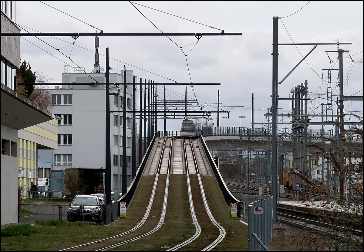 Der kurze Anstieg ist geschafft -

Nach verlassen der Haltestelle Wallisellen hat das Cobra-Tram die Rampe zur Viaduktstrecke erklommen und quert jetzt die Bahnstrecke.

Die Glattalbahn ist eine moderne Niederflurstadtbahn im Norden von Zürich. Fahrzeugtechnisch ist sie kompatibel mit der Züricher Straßenbahn, wurde aber im Gegensatz zu dieser vollständig auf eigenem Bahnkörper verlegt. Dazu wurden auch einige Kunstbauten notwendig, wie mehrer Viaduktstrecken und ein kurzer Tunnel.

14.03.2019 (M)