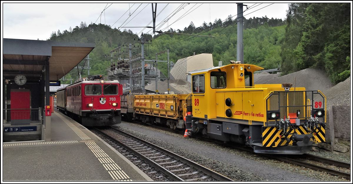 Der kurze Güterzug 5151 mit Ge 4/4 II 703  St,Moritz  begegnet in Reichenau-Tamins der Gmf 2/2 89. (13.05.2020)
