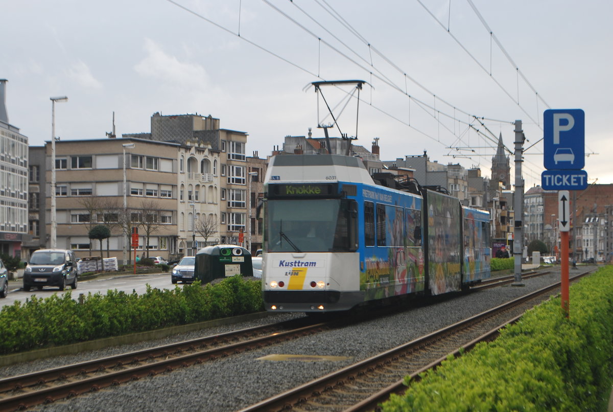 Der  Kusttram  verlässt die Haltestelle Blankenberge-Pier am 8. März 2020.