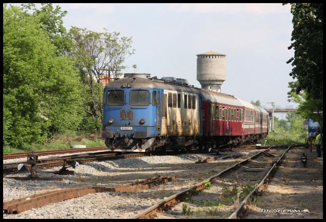 Der  Kutter  60-0637-3 erreicht mit einem Personenzug aus Richtung Bukarest am 18.5.2015 den Bahnhof Pitesti.