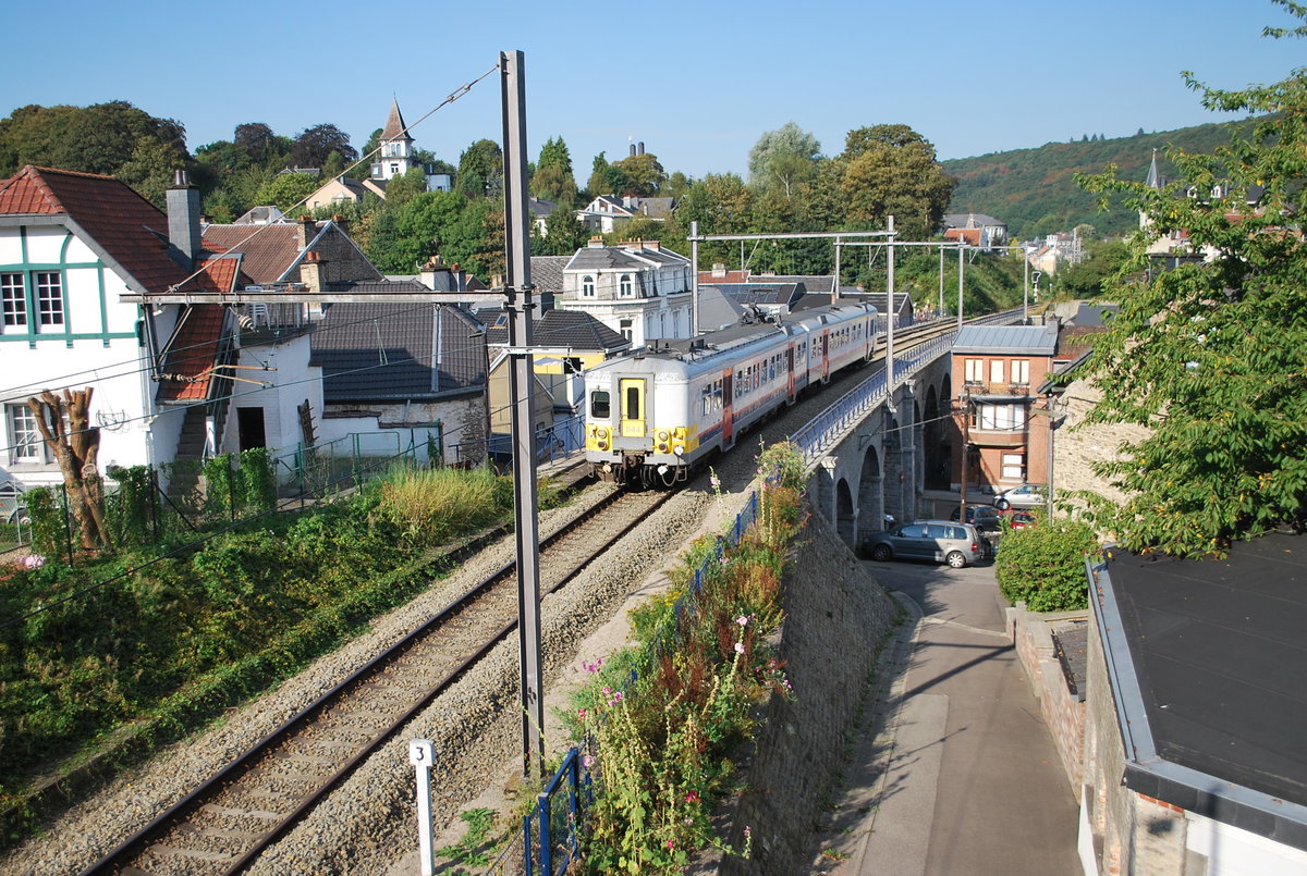 Der L-Zug Aachen Hbf-Spa Géronstère durchfährt die Stadt Spa bei der Hitze (13. September 2016). Triebzug der Reihe AM 66-644.