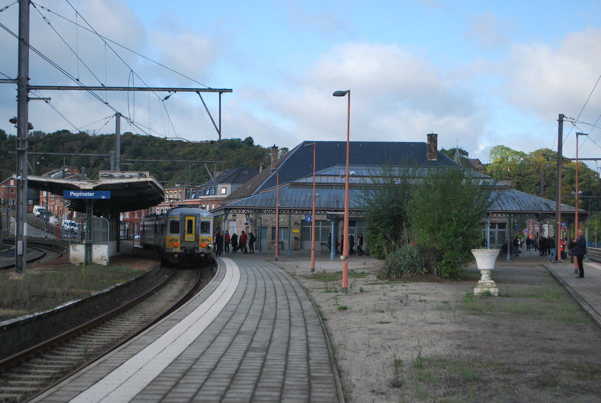 Der L-Zug aus Spa fährt nur bis Pepinster und zurück. Blick auf das schöne Glasvordach. 10 Oktober 2019