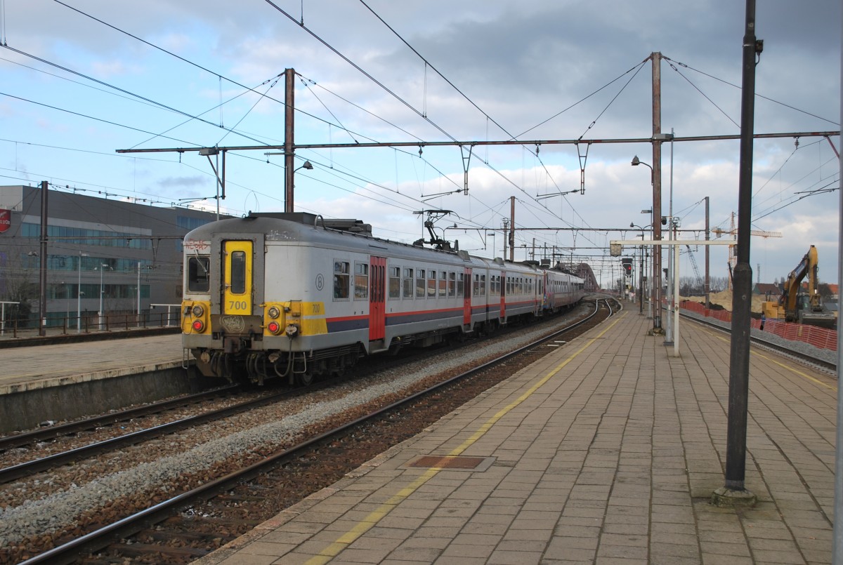 Der L-Zug nach Antwerpen-Centraal verlässt den Bhf Mechelen (17. Februar 2015). (AM 73 + AM 75)