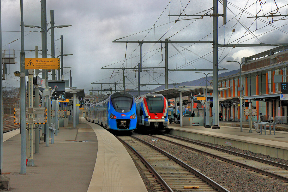 Der Léman Express im Grossraum Genève ist ein beeindruckendes internationales Netz. Es beginnt in Coppet am Genfersee und führt durch Genève weit ins französische Umland. Im Bild stehen im französischen Annemasse zwei Züge des Léman Express nebeneinander, der französische Triebzug 31543 und der schweizerische Flirt 522 227. 10.März 2023   