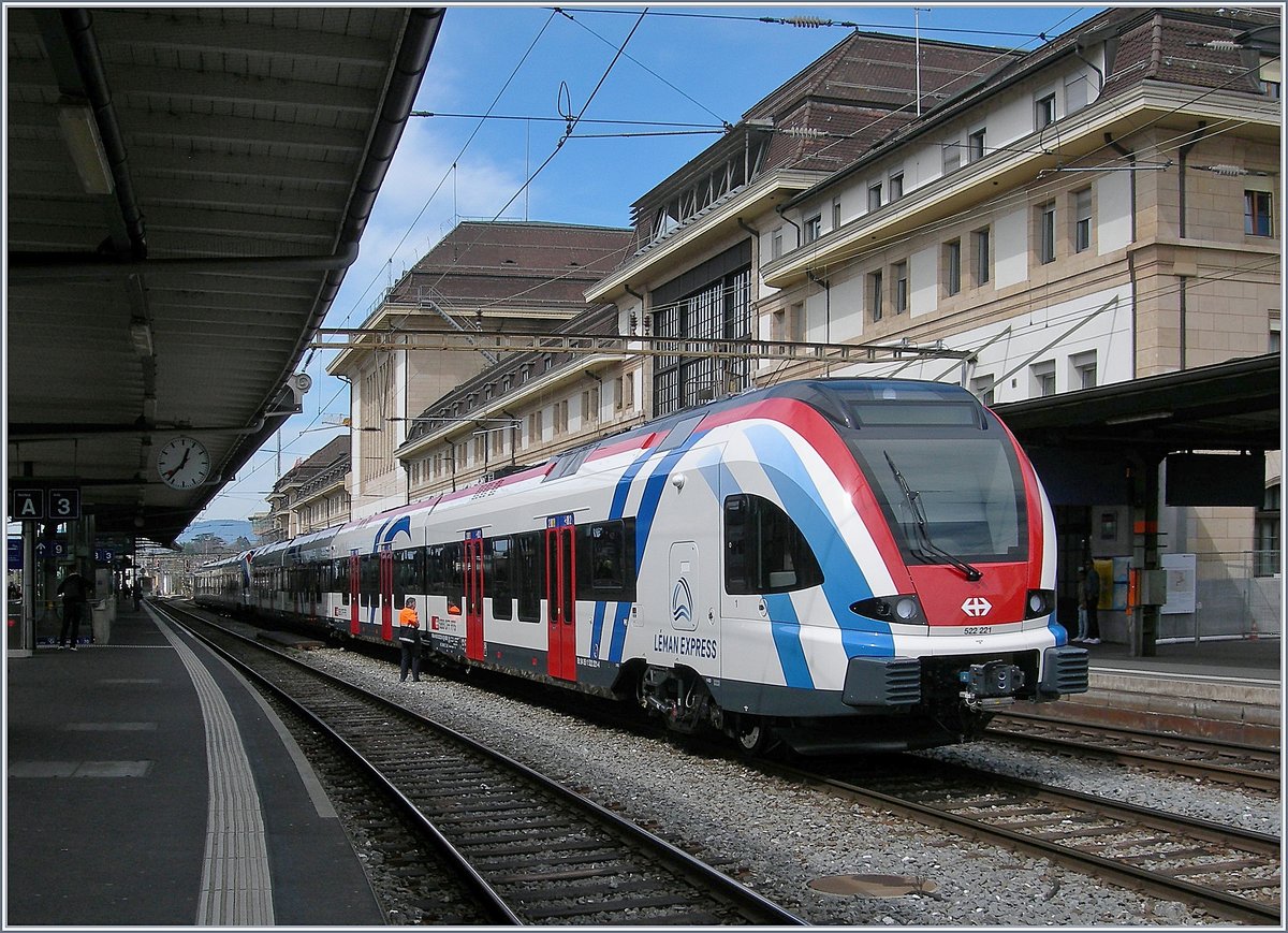 Der Léman Express RABe 522 221 (UIC 94 85 0 522 221-6 CH-SBB) und ein weiterer stehen in Lausanne auf Gleis 2. 
11. April 2018