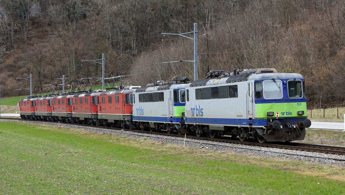 Der längste Lokzug aller Zeiten auf der OeBB (SBB/WRS).
Re 4/4 11111, Re 4/4 11115, Re 4/4 11118, Re 4/4 11139, Re 4/4 11147, Re 420 502 sowie Re 420 504 auf der Oensingen-Balsthal-Bahn (OeBB) am 22.2.2022.
Foto: Walter Ruetsch