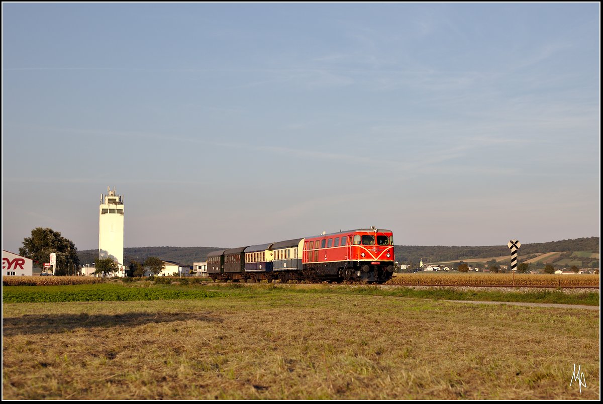 Der Lagerhaus im Hintergrund gehört zum Bahnhof Rückersdorf-Harmannsdorf, dem derzeitigen Streckenende, dass von der ÖBB noch im Güterverkehr bedient wird. Davor ist der mit der 2050.09 bespannte Ausflugszug zurück nach Wien Praterstern zu sehen. (30.09.2017)
