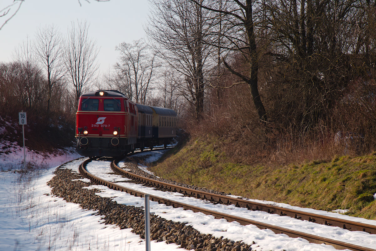 Der Landesbahn-Sonderzug kurz nach dem bekannten Gleisbogen bei Hetzmannsdorf. (15.02.2015)