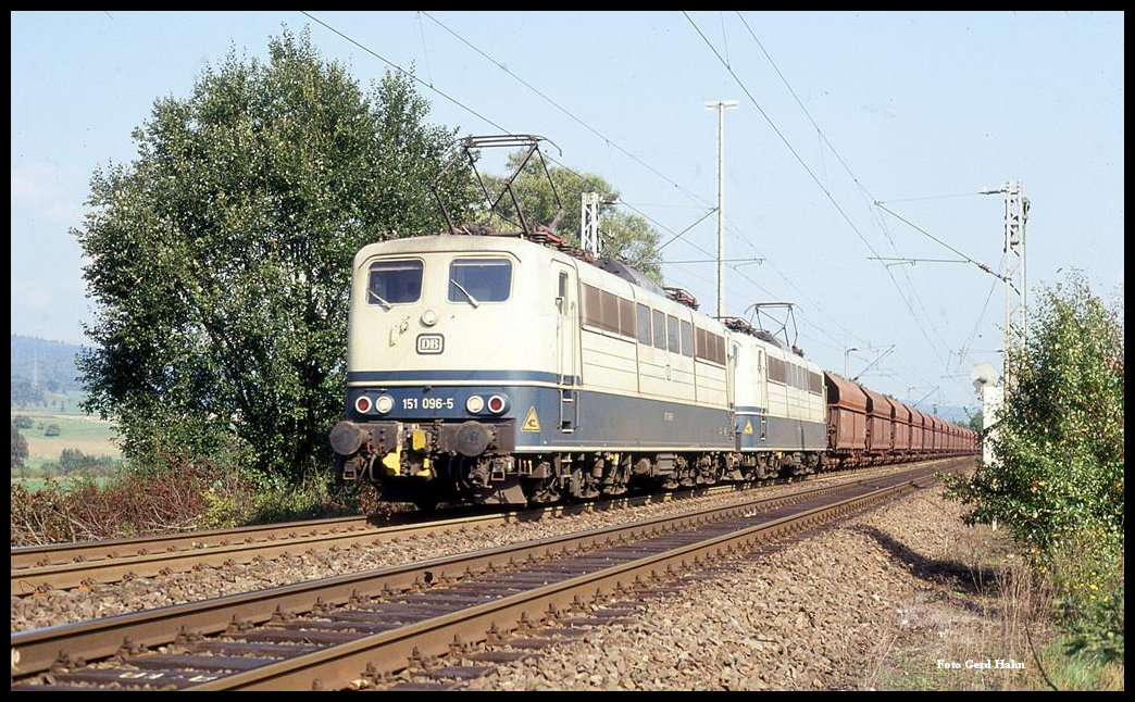 Der  lange Heinrich  bespannt mit 151096 und 151121 am 29.9.1993 um 12.50 Uhr bei Ürzig in Richtung Völklingen.
