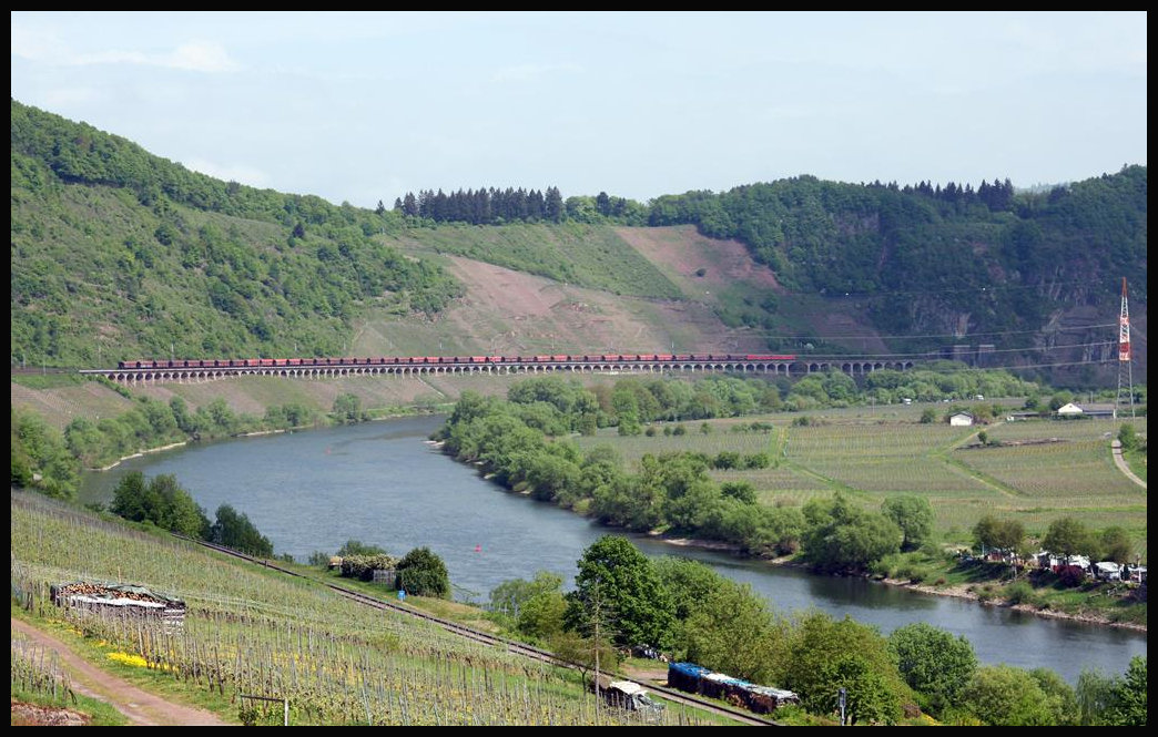 Der lange Heinrich, ein sogenannter bekannter Erzzug auf der Moselstrecke, passt in der gesamten Länge auf den Pündericher Viadukt. Wie man hier sehen kann, ist der Zug am 29.4.2018 um 12.23 Uhr auf der Rückfahrt nach Rotterdam in Richtung Koblenz unterwegs. Zugloks sind zwei E-Loks der Baureihe 189 der DB.