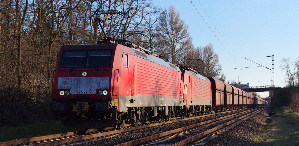 Der  Lange Heinrich  fährt auch am Sonntag...denn der Erznachschub aus Rotterdam zur Dillinger Hütte muss gesichert sein.
Am Sonntag, 12.01.2014, lockte uns die Sonne hinaus, nachdem sich der Nebel gegen 14.00 Uhr verzogen hatte.
Unser Spaziergang führte uns in Dillingen entlang der KBS 685, Bahnstrecke 3230.
Hier in Höhe des Dillinger Tierheims rauschte der Erzpendel auf uns zu.
Der Zug stand schon länger im Dillinger Bahnhof und wartete auf Ausfahrt.
Gott sei Dank wartete der Fahrdienstleiter bis wir unseren Standort etwa 1 Kilometer vom Bahnhof entfernt erreicht hatten.
Vorne lief 189 035-9 vor einer Schwesterlok.