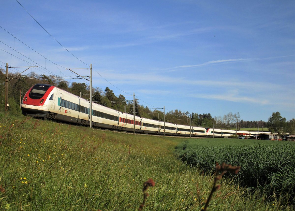 Der langer ICN 1532 von St. Gallen nach Lausanne, bestehend aus den 2 SBB Triebzügen RABDe 500 027  Henry Dunant  und RABDe 500 033  Gallus Jakob Baumgartner  verkehrt im Bild zwischen Bassersdorf und Baltenswil. 