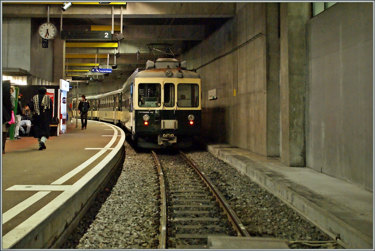 Der LEB Be 4/4 N° 27 mit B und Bt verlässt Lausanne Flon als Schnellzug 49 Richtung Bercher.
5. Nov. 2013 