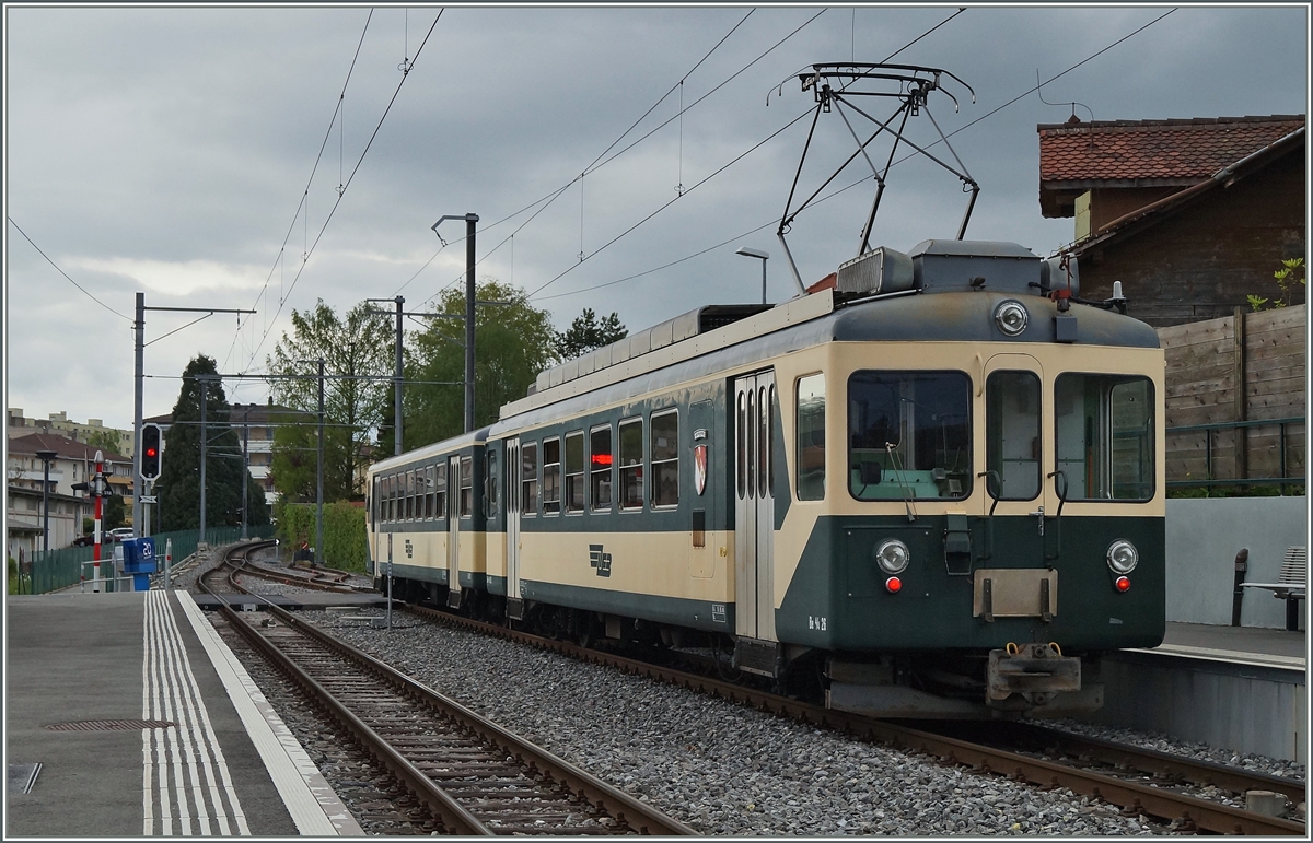 Der LEB Be 4/4 N° 26 mit Bt verlässt als  Schnellzug  51 Romanel s/LS Richtung Echallens.
25. April 2014