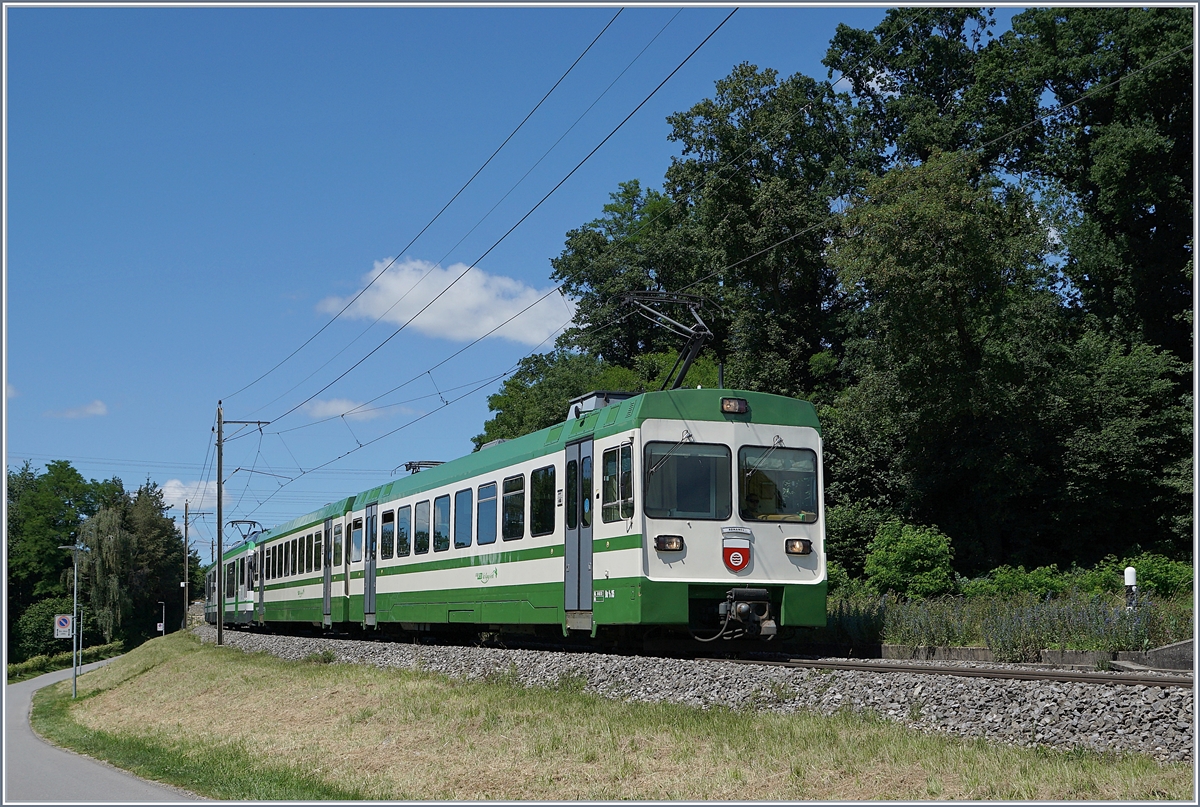 Der LEB Be 4/8 35  Romanel  ist mit dem LEB RBe 4/8 49 als Regionalzug 142 von Bercher nach Lausanne Flon bei Jouxtens-Mézery unterwegs. 

22. Juni 2020