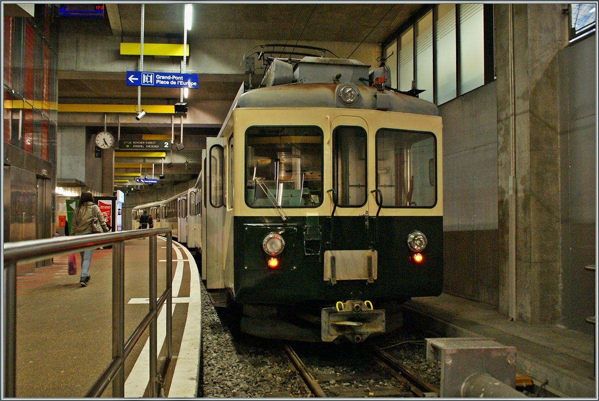 Der LEB Schnellzug 49 nach Bercher wartet Lausanne Flon auf seine Reisenden. Durch den Mehrbedarf an RBe 4/8 durch den Viertelstundentakt kommt der Be 4/4 27 mit B und Bt nun auch weiterhin im Planverkehr zum Einsatz.
5. Nov. 2013
