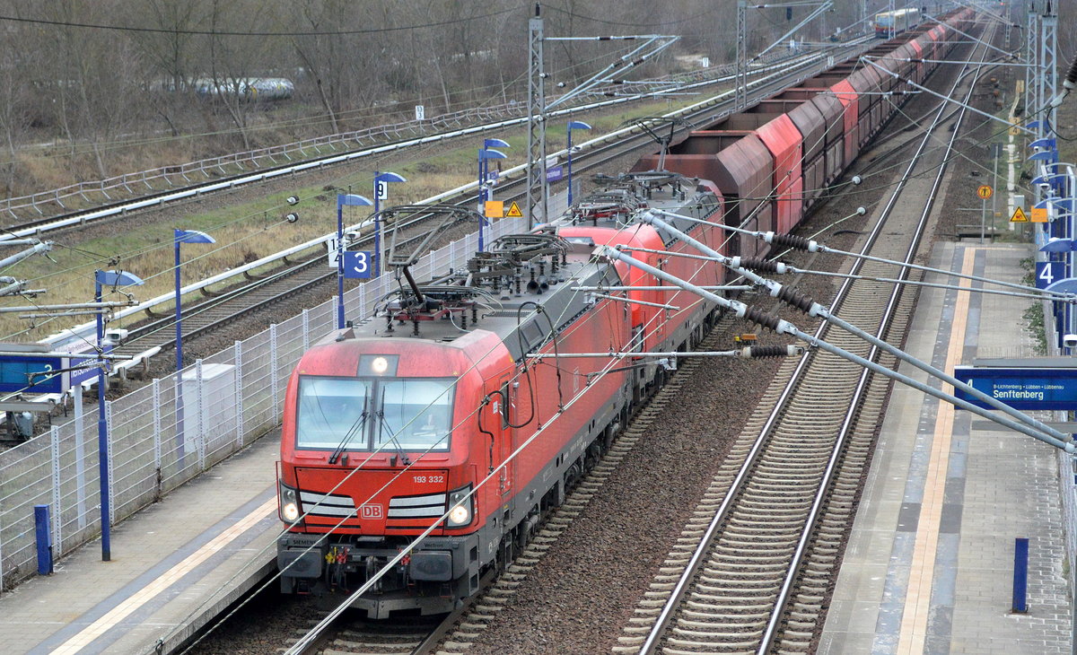 Der leere Erzzug Richtung Hamburg mit Doppeltraktion der  DB Cargo Deutschland AG mit  193 332  [NVR-Number: 91 80 6193 332-4 D-DB] +  193 355  [NVR-Number: 91 80 6193 355-5 D-DB] am 31.01.19 Bf. Berlin-Hohenschönhausen.