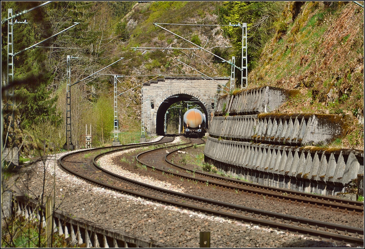 Der leere Ölzug auf dem Heimweg im Gaislochtunnel, Blick von der Konstanzer Seite. Triberg, April 2015.