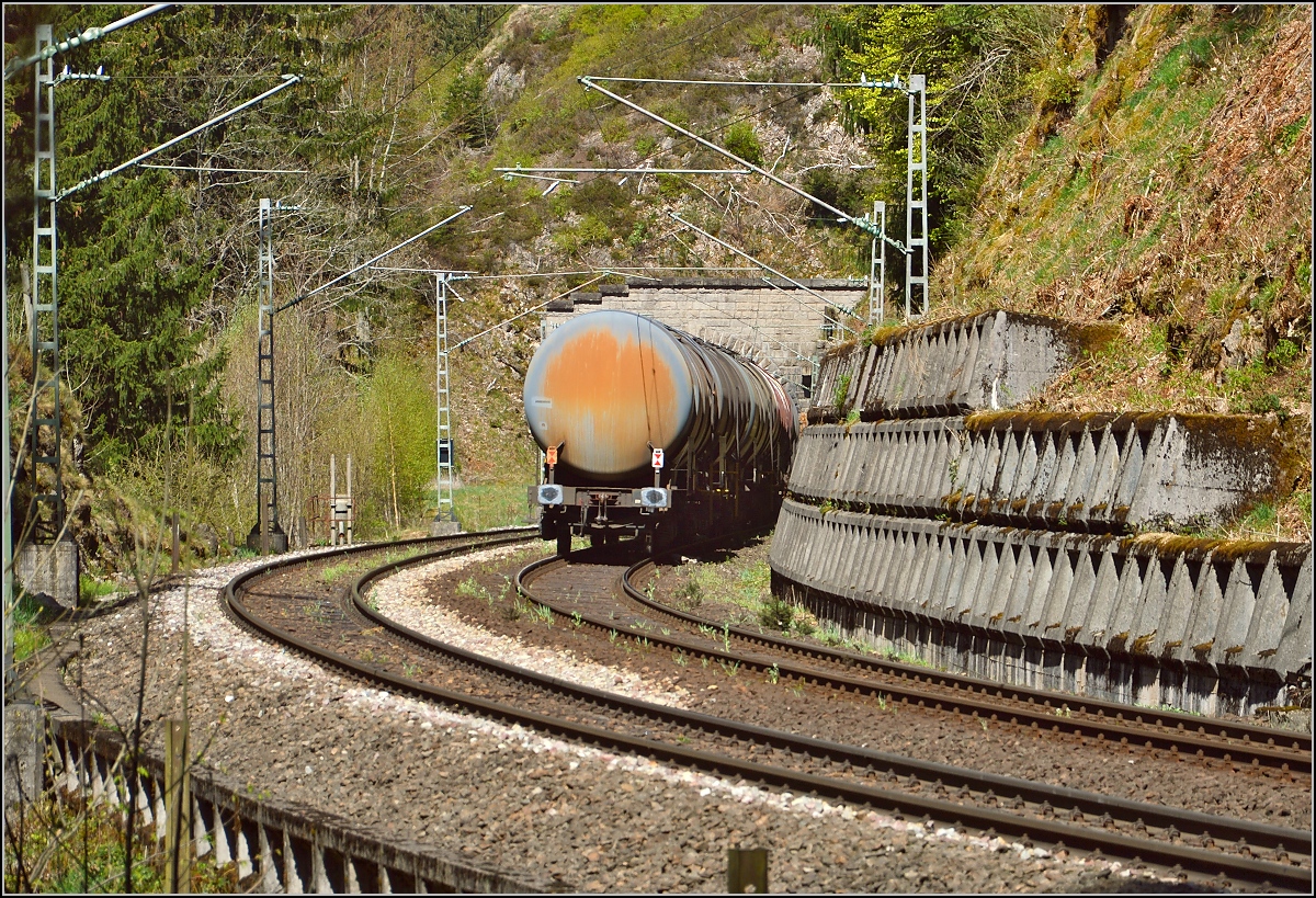 Der leere Ölzug auf dem Heimweg kurz vor dem Gaislochtunnel. Triberg, April 2015.
