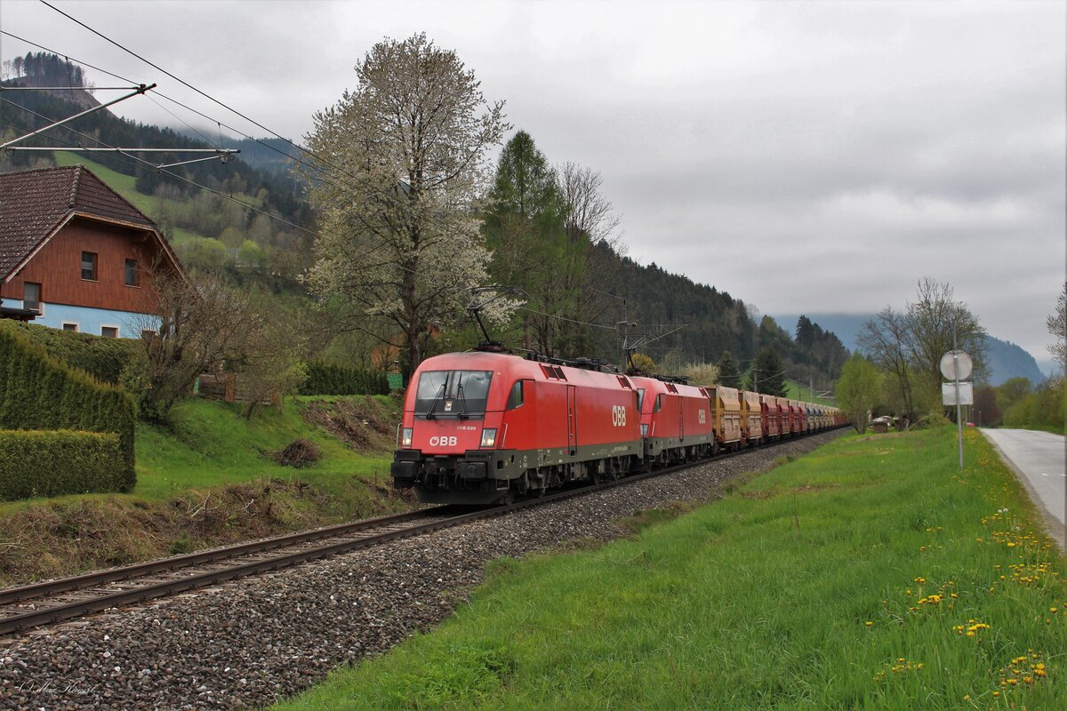 Der Leererzzug LGAG58663 war am 4.5.2023 bespannt von der 1116 099 und 1116 267 fährt hier kurz vor dem Bahnhof Admont von Selzthal kommend nach Eisenerz, wo der Zug mit steirischem Eisenerz vom Erzberg führ die Hütte Donawitz beladen wird.