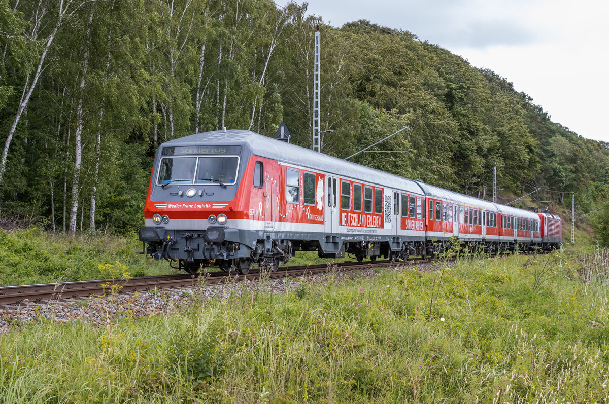 Der Leerpark aus dem WFL Sonderzug (Potsdam - Ostseebad Binz), hier auf der Fahrt von Binz nach Bergen (zur Abstellung). Aufgenommen am 23.07.2022 in Lietzow. Schublok war 112 170 aus dem DB Mietpool.