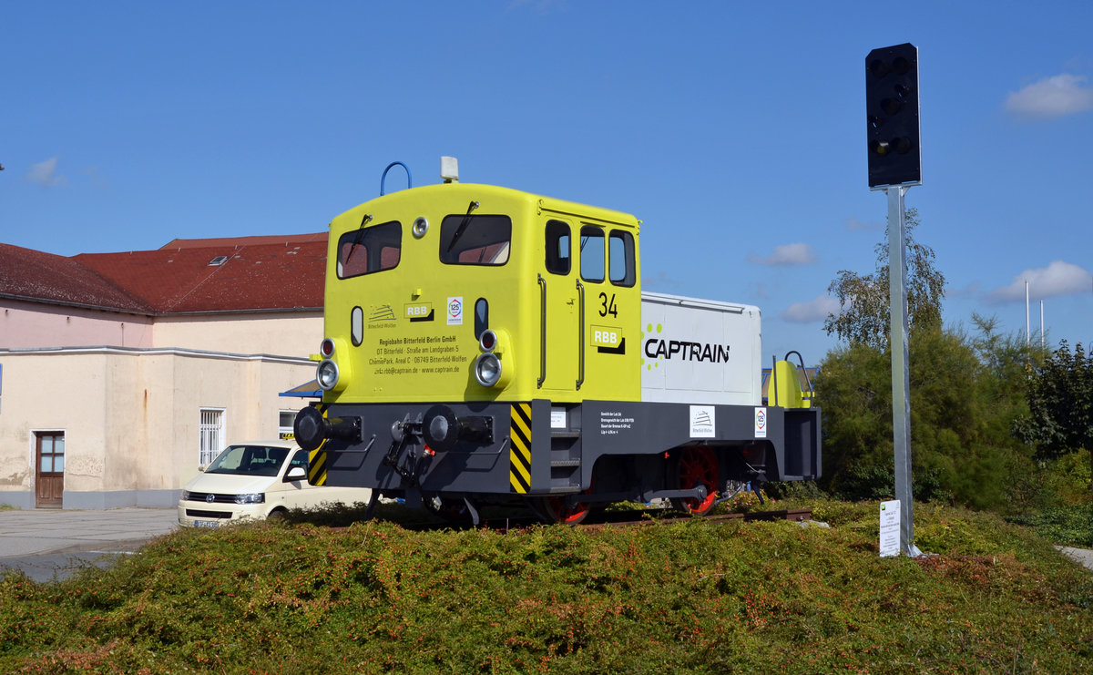 Der leerstehende Sockel auf dem Bitterfelder Bahnhofsvorplatz wurde bestückt. Die Lok, eine V22, wurde von der Regiobahn Bitterfeld gesponsert. Lok 34, welche nach dem Einsatzende noch einmal frisch lackiert wurde, sonnt sich am 16.09.17.