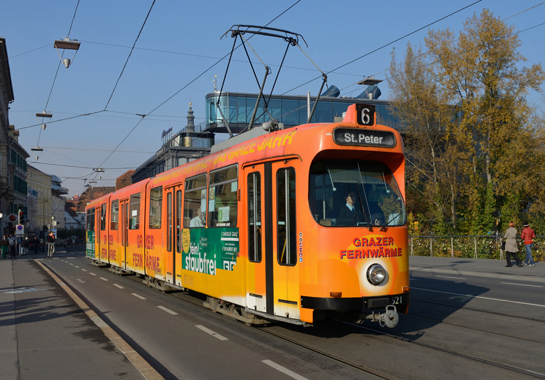 Der legendäre Duisi 521er  Grazer Fernwärme  (ex Duisburger) war am spätherbstlichen 3. November 2014 auf der Linie 6 nach St.Peter unterwegs und wurde von mir auf der Hauptbrücke, jetzt Erzherzog-Johann-Brücke vor der Kulisse des Grazer Kunsthauses alias  friendly Alien  fotografiert.