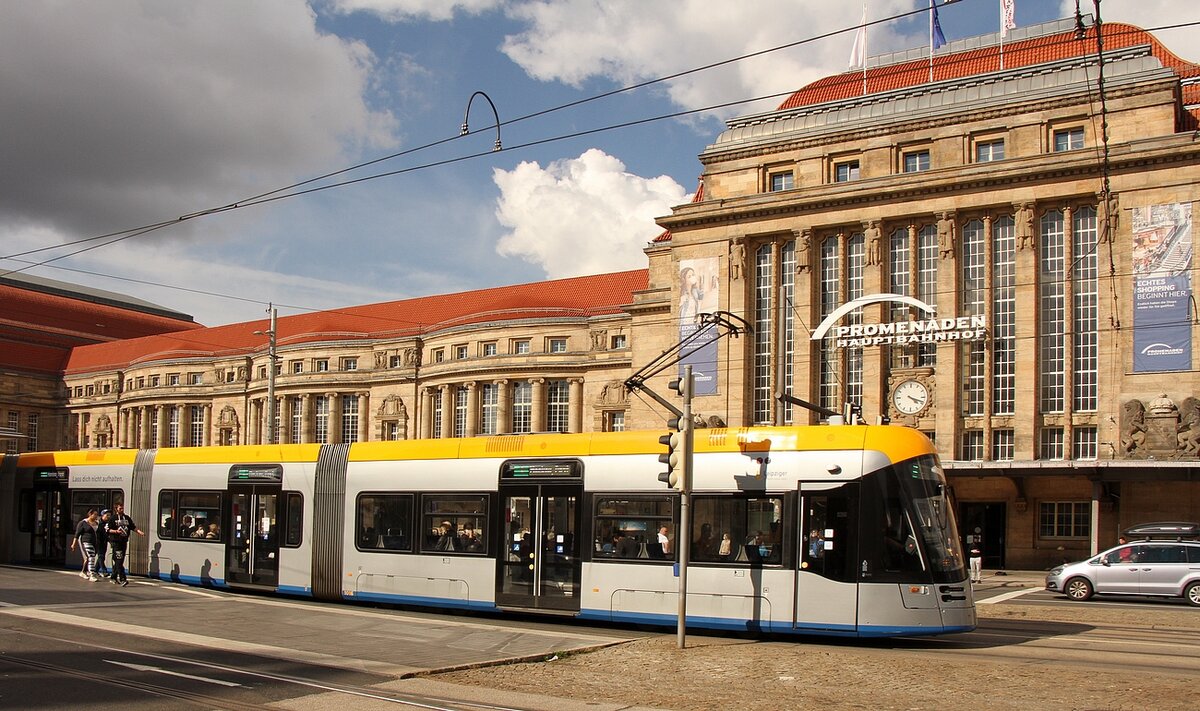 Der Leipziger Hauptbahnhof mit einem Straßenbahnfahrzeug der neuesten Generation Solaris NGT 10 am 28.08.2021. 